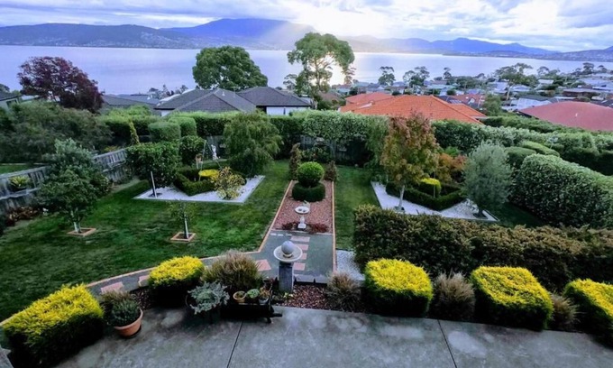 Howrah House | Kunanyi horizons - Hobart