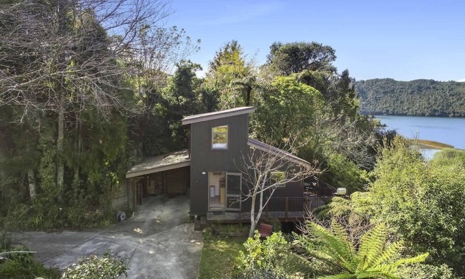 Lake Okareka Apartment | Kundaniwas | Lake Okareka Tiny House + Lake Views
