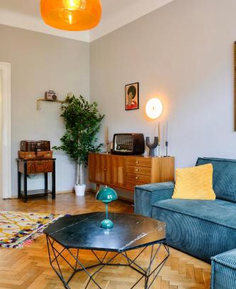 Lend Apartment | Kunstvolles Apartment im Zentrum mit Balkon und Parkplatz