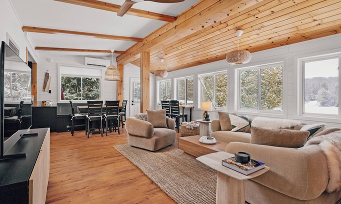 Dorset Cabin | Kuro at Paint Lake, Lake of Bays, Muskoka