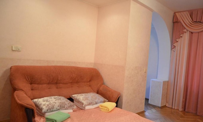 Dniprovs'kyi District Apartment | Kvartira Posutochno vozle Metro Levoberezhnaya
