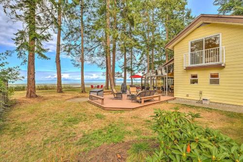 Comox House | Kye Bay Winter Beach House