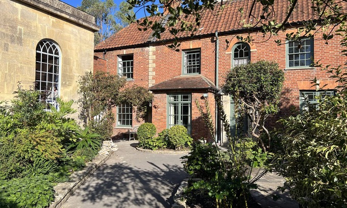 Glastonbury House | KYLEMORE, pet friendly, character holiday cottage in Glastonbury