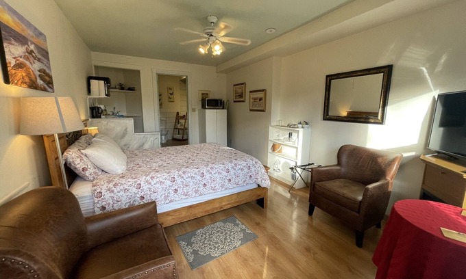 Wolfville Bed & Breakfast | L'Acadie Room -Patio, Downtown