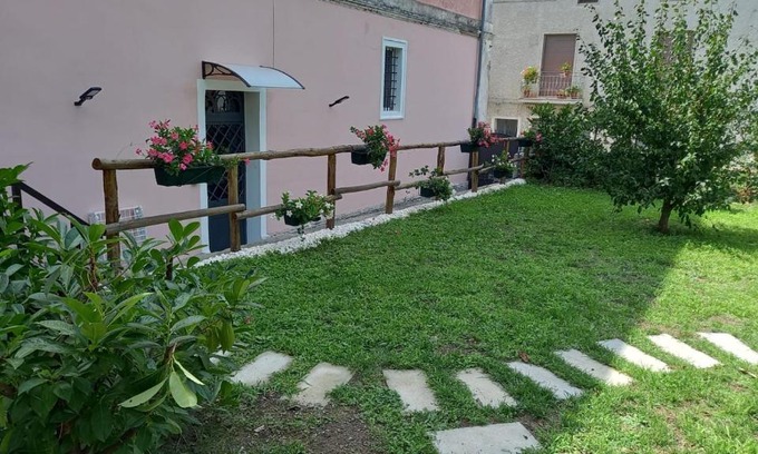 Nemoli House | L' antico nespolo