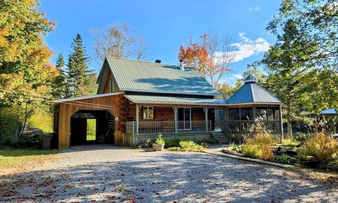 Mauricie Ski Chalet | L'Apéro du bois rond | waterfront log cabin & spa