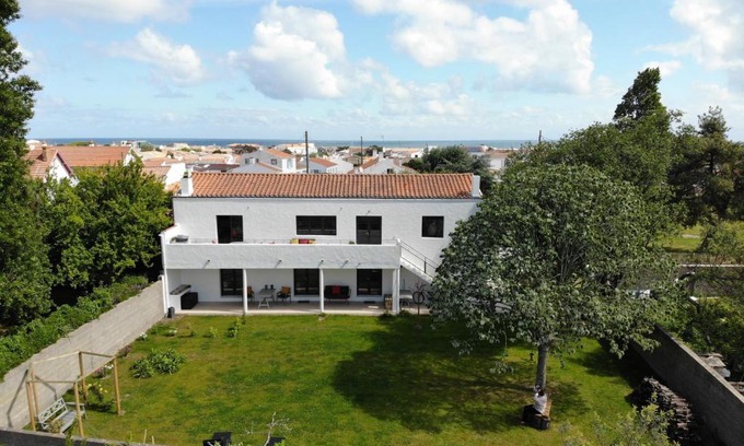 Ile d'Yeu House | L'ATELIER, appartement de 70m2, chambres d'hôtes, salon, terrasse sur jardin ,près du port, petit dejeuner inclus