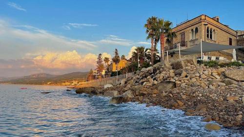 Marina di Caronia Apartment | L’attico del capitano: loft con terazza sul mare