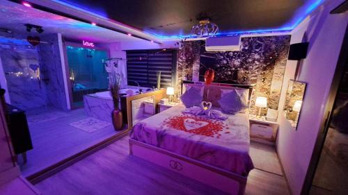 Carpentras House | L'Aurore suite de charme, clim jacuzzi, sauna, piscine chauffée cuisine.