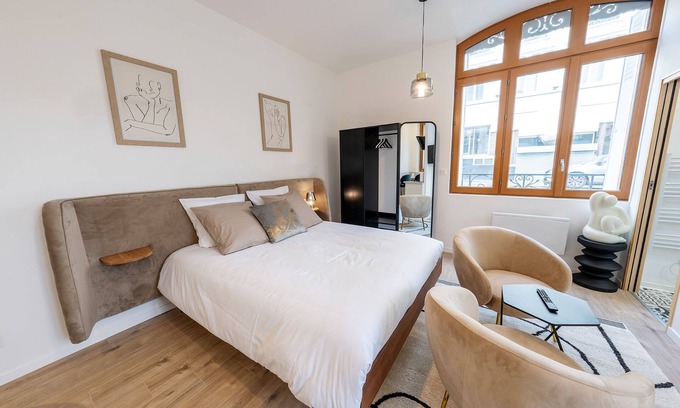 Saint-Quentin Apartment | L'Avant Gardiste downtown, warm and bright