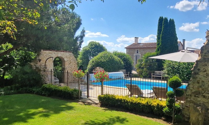 Yvrac-et-Malleyrand Apartment | L'Écrin de la Rose – Peaceful retreat with pool, nature, and pet-friendly accommodations.