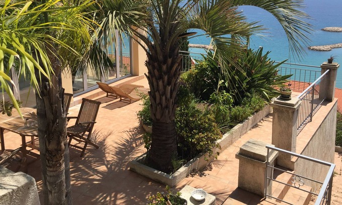 Menton Villa | L'ensoleillée Citronniers 52m² Exceptional view of the beach Terrace60m² beds5*