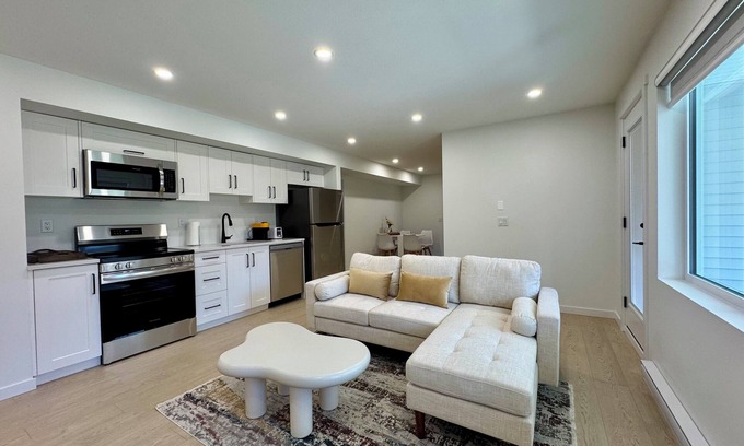 Langley House | L'espace Retreat. 2 Bedroom 1 Bathroom Opening Special