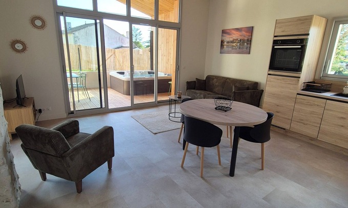 Mortagne-sur-Gironde House | L'Etel - House with outdoor spa and electric bikes