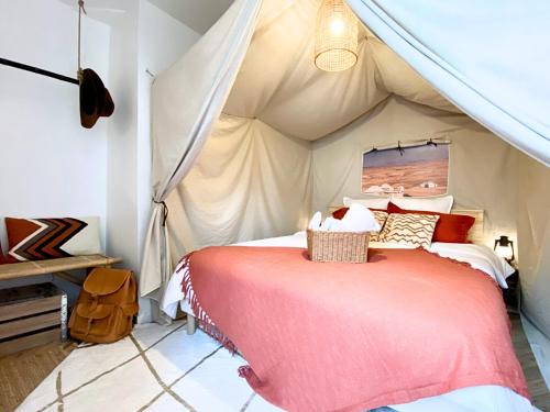 Villeneuve-sur-Yonne Apartment | L'Expédition - By BEST KEYS - Expérience Unique - Déco Immersive - Lit Queen Size & Canapé Convertible - Centre Ville - Smart TV - Machine à Café Nespresso - Netflix & WiFi ILLIMITÉ - Check-in Autonome - Parking Gratuit