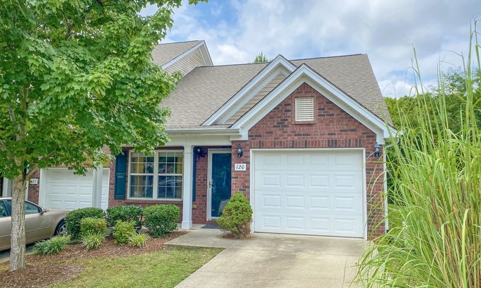 Nashville Condo | L👀K! 2 BR/2.5 bath Condo Near Lake & Airport