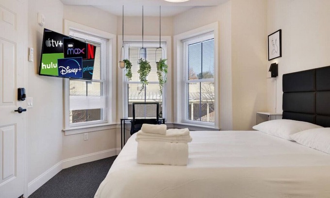 East Stroudsburg Apartment | L201 · The Lack - Bay Queen Suite - A01