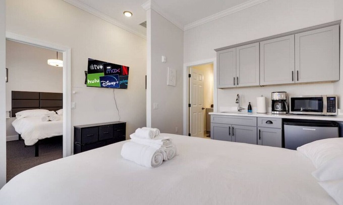 East Stroudsburg Apartment | L301 · The Lack - Double Queen Suite-B01