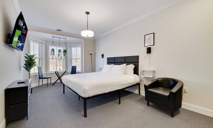 East Stroudsburg Apartment | L306 · The Lack - Bay King Suite - B06