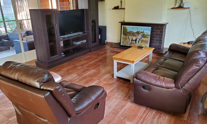 Harare House | LA 69 Holiday Home - modern, secure and clean 3-bedroomed house in Belvedere.