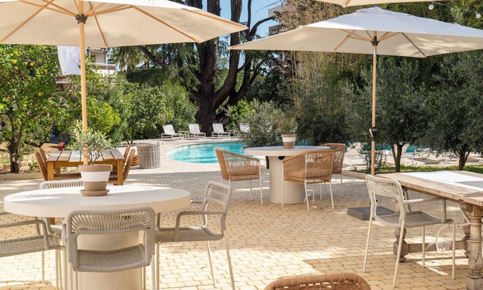 Golfe Juan Hotel | La Bâtisse en Blanc