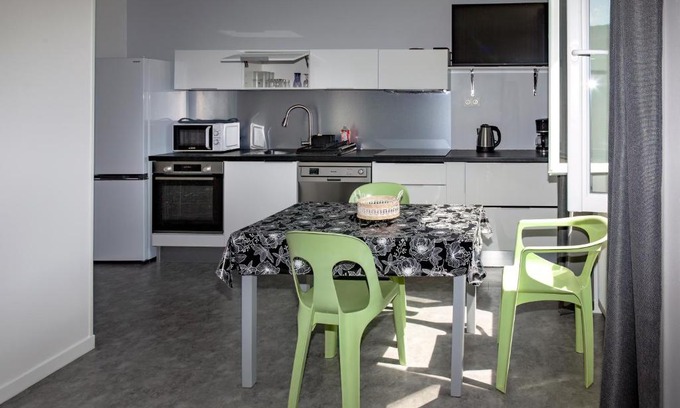 Le Petit-Abergement Apartment | LA BATISSE l'arbre gris