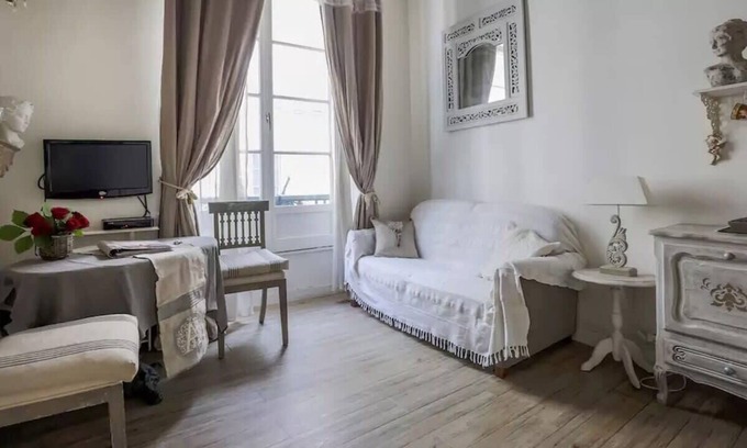Saint-Merri Apartment | La Belle Du Marais