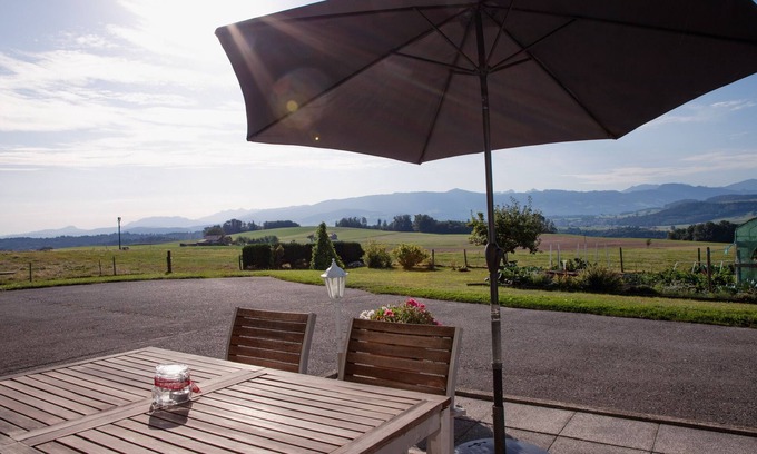 Cottens House | La Belle Ferme Dans la Prairie Face aux Alpes Suisses