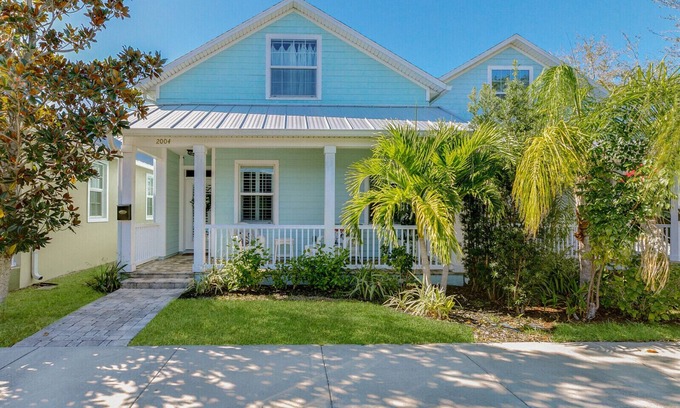 Historic Downtown Melbourne House | "La Belle Maison" ♥ of Downtown/Yard/Parking+ Garage/Self Check-in