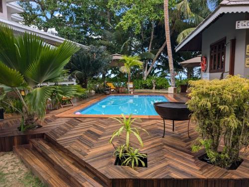 Silhouette Island Cabin | La Belle Tortue