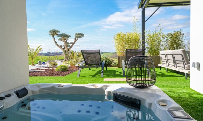Leojac Villa | La Bellevue with SPA - Aircon