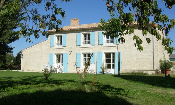 Saint-Pierre-d'Amilly House | La Borderie: the charm in the countryside