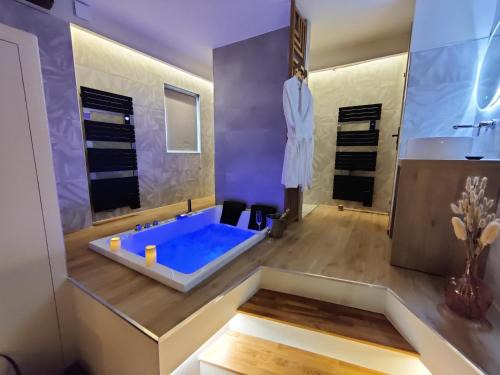Sacy-le-Grand Apartment | LA BULLE ROMANTIQUE, Suite avec jacuzzi privatif