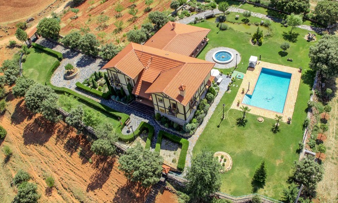 Ciruelos de Cervera House | La Calandria Villa, Ribera DUERO & RIOJA wine, 9BD, Pool, Padel, BBQ