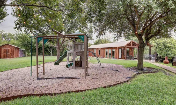 Hutto Cabin | La Cabaña - Kid friendly home by Kalahari Resort.