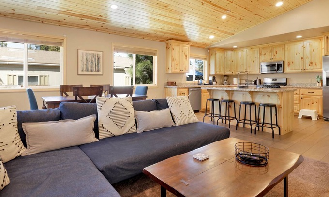 Woodlands Ski Chalet | La Cabana Villareal- Cozy Bear City Modern Chalet Home
