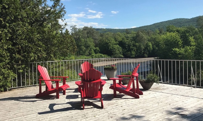 Baie-St-Paul Apartment | LA CAMPAGNE au centre-ville de Baie St PaulUNIQUE