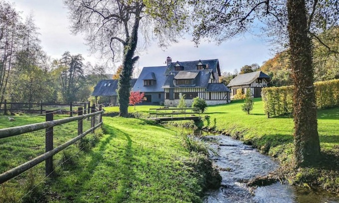 Triqueville House | La Campagne Normande Chic Avec Rivière et Tennis