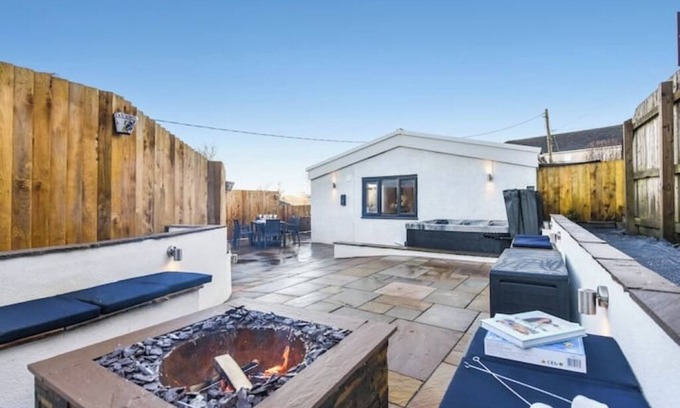 Merthyr Tydfil Apartment | La Cantera, South Wales.n(Close to Brecon and Bike Park Wales)