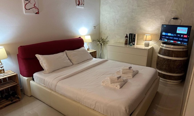 Isola Apartment | La Cantinetta di Milano - The wine cave in Milan Stylish 110sqm Flat, WiFi, AC