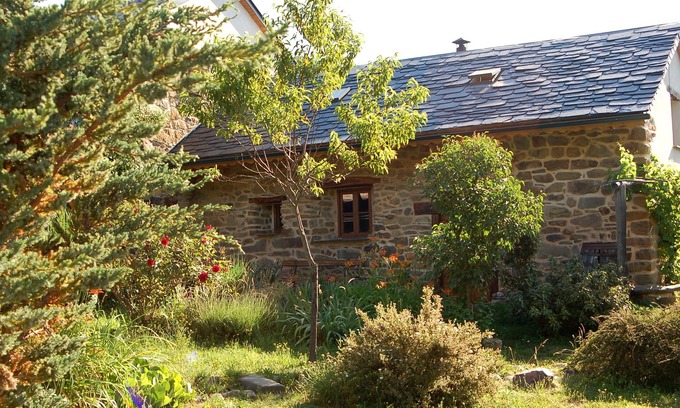 Villar de las Traviesas Cottage | La Caricia - Cozy country house with large garden in a quiet natural setting