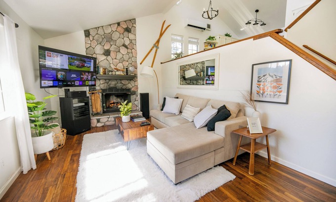 Crestline House | La Casa Alta/Cozy mountain cabin with HOT TUB