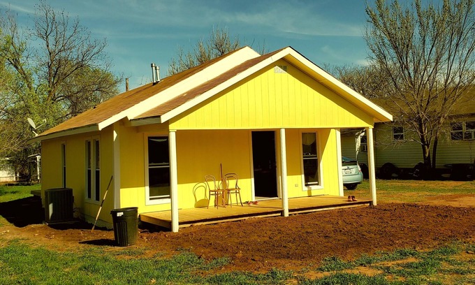 Shamrock House | La Casa Amarilla - a cozy home in Friendly Small Texan Town