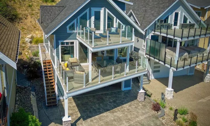 Central Okanagan House | La Casa Bliss, 2 Bdrm plus loft sleeps 8, full 180 degree lake view!