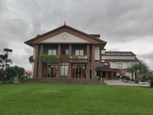Palsana Hotel | La Casa Club and Resort