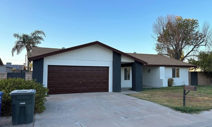 Yuma House | La Casa de Burro, Newly remodeled family and pet friendly home with a pool!