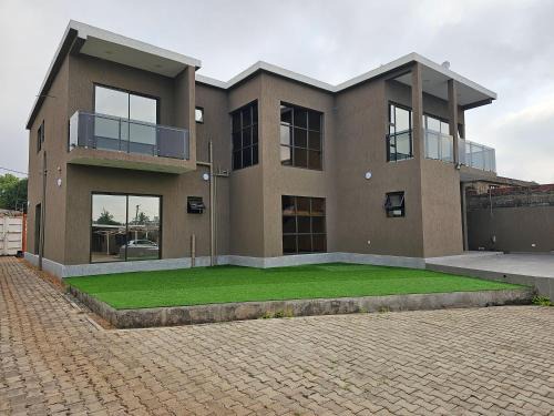 Matola House | La Casa Modesta
