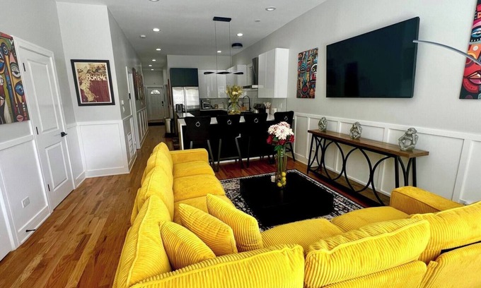 Woodlawn Apartment | La Casa Negra Chicago, Beautiful 3 Bed 2 Bath near Lake in Chicago