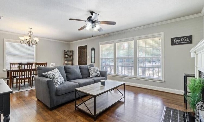 Austin Ave. House | La Casa Roja - Pet-Friendly - 3BR Home - Walk to Castle & Downtown Waco