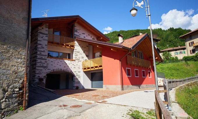 Roncone Apartment | La Casa Rossa